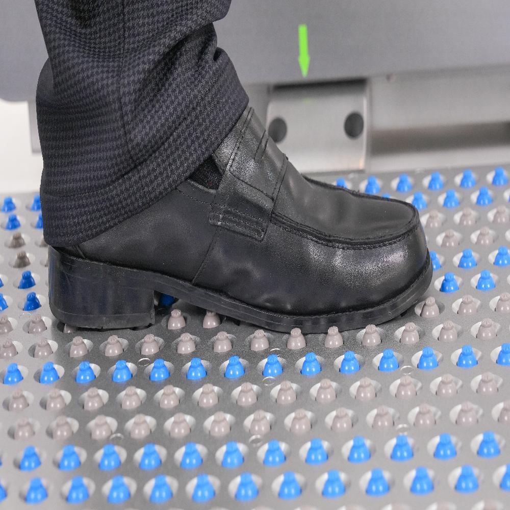 Shoe sole cleaner
